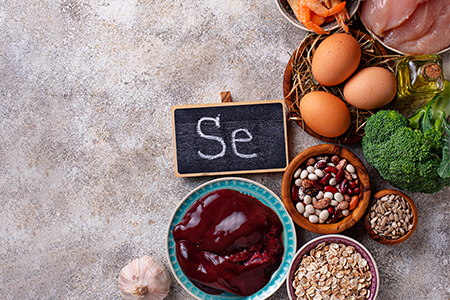 Foods that contain selenium placed on a table
